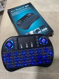 لوحة مفاتيح لاسلكية ثلاثية الألوان ولوحة تحكم في الوسائط المتعددة USB بإضاءة خلفية